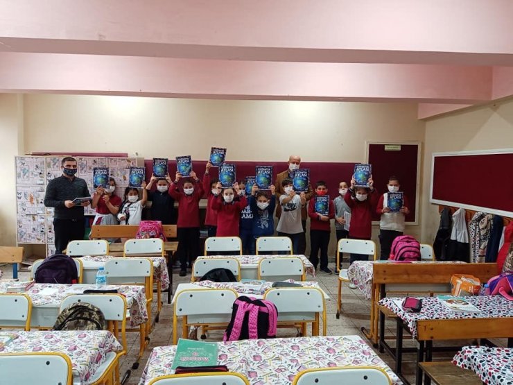 Başkan Ercan’dan çocuklara atlas hediye