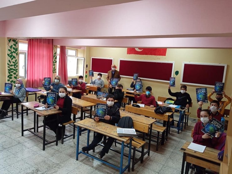 Başkan Ercan’dan çocuklara atlas hediye