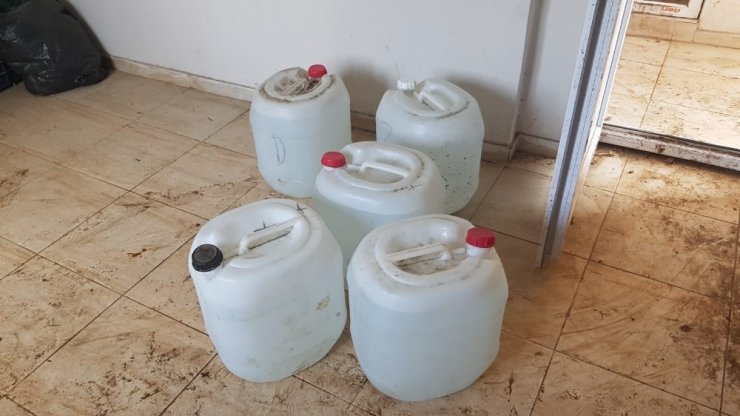 Adana’da bin 400 litre sahte içki ele geçirildi
