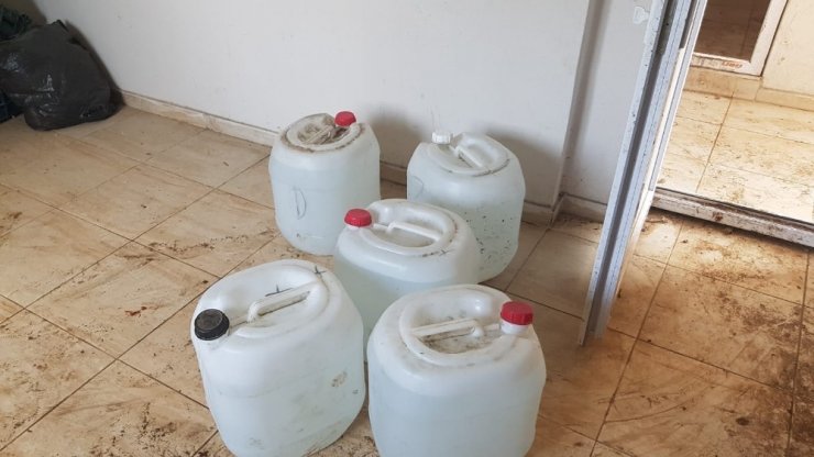 Adana’da bin 400 litre sahte içki ele geçirildi