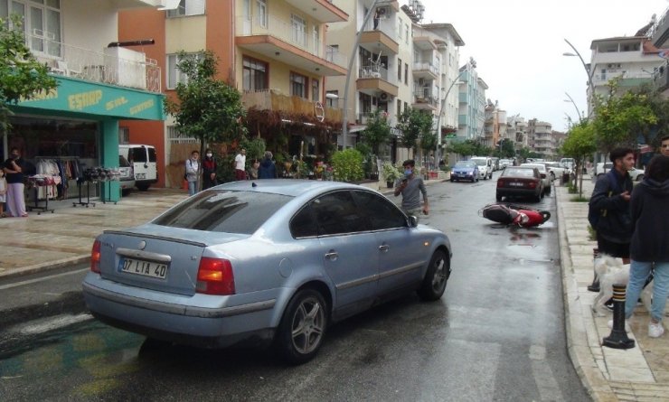 Otomobilin çarptığı motosiklet sürücüsü hastanelik oldu