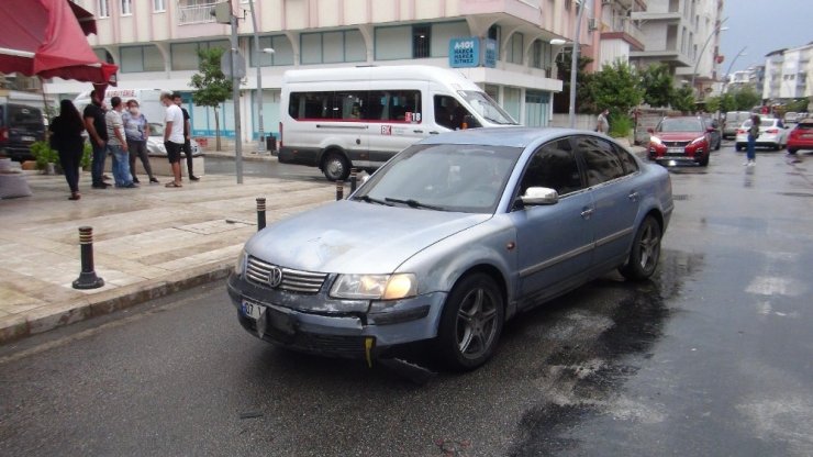 Otomobilin çarptığı motosiklet sürücüsü hastanelik oldu