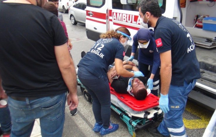 Otomobilin çarptığı motosiklet sürücüsü hastanelik oldu