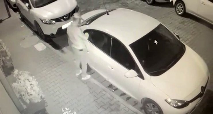 Aynı sokakta 7 otomobili soydu, kameralardan kaçamadı