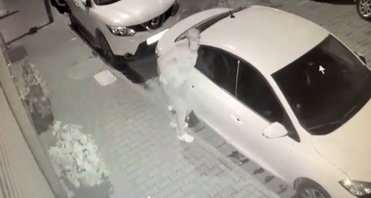 Aynı sokakta 7 otomobili soydu, kameralardan kaçamadı