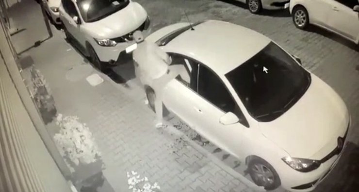Aynı sokakta 7 otomobili soydu, kameralardan kaçamadı