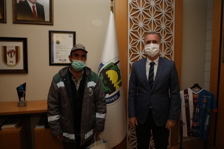 Belediye işçisi, içinde 31 bin lira olan cüzdanı yetkililere teslim etti