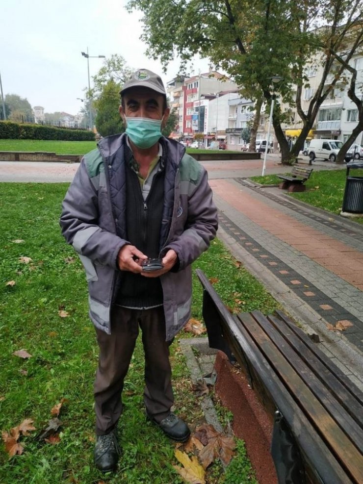 Belediye işçisi, içinde 31 bin lira olan cüzdanı yetkililere teslim etti
