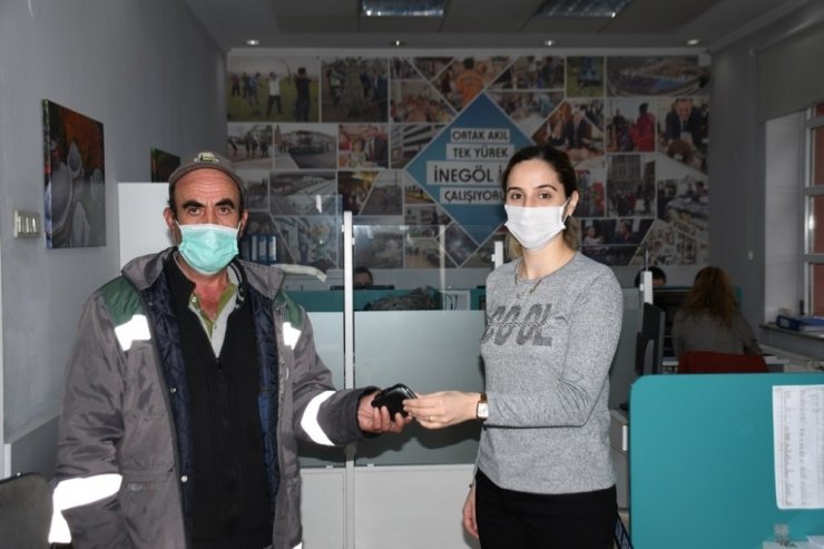 Belediye işçisi, içinde 31 bin lira olan cüzdanı yetkililere teslim etti
