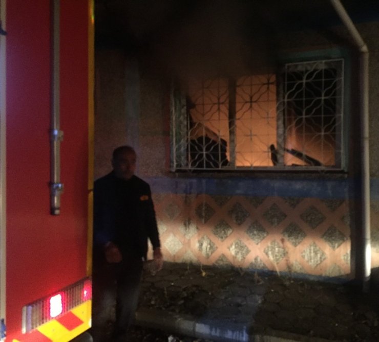 "Renksiz hayatıma renk katmak istiyorum" dedi kaldığı evi yaktı