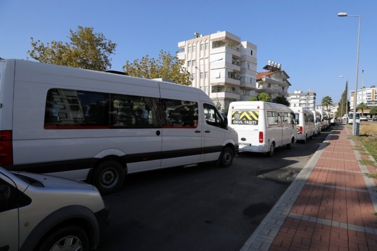 Manavgat’ta 350 öğrenci servisi dezenfekte edildi