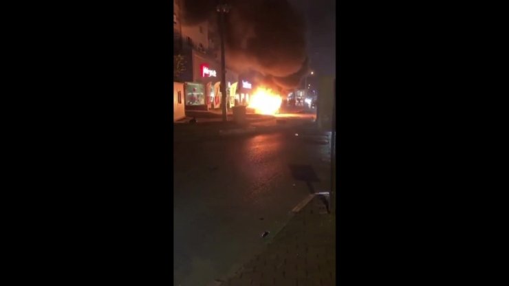 Kaza sonrası patlayan araçtan son anda çıkarak alevler arasında kalmaktan kurtuldu