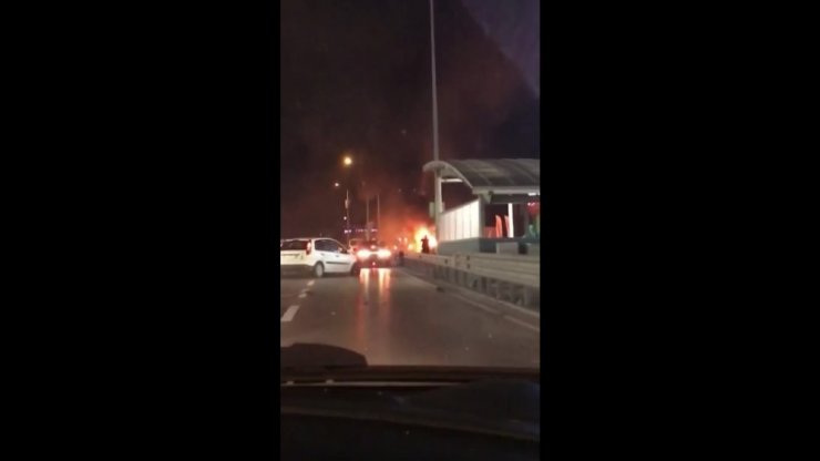 Kaza sonrası patlayan araçtan son anda çıkarak alevler arasında kalmaktan kurtuldu