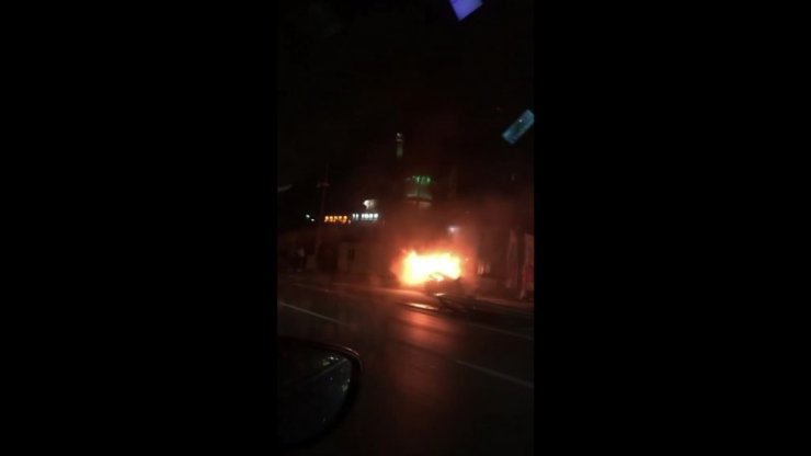 Kaza sonrası patlayan araçtan son anda çıkarak alevler arasında kalmaktan kurtuldu