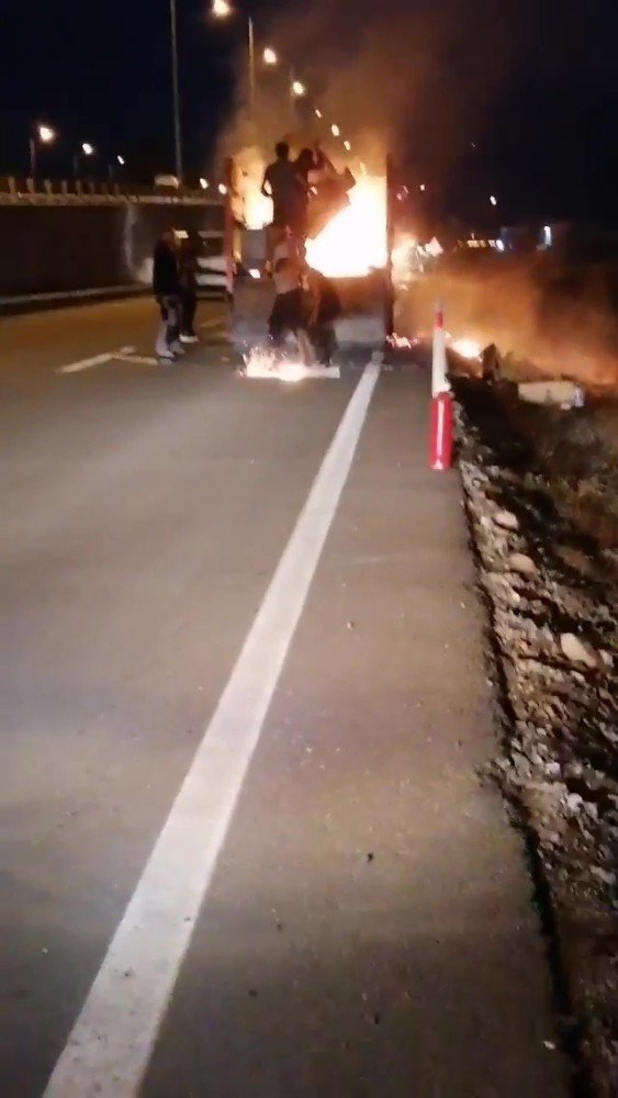 Kamyonet kasasındaki yangını söndürmek için seferber oldular