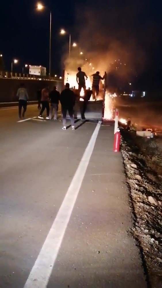 Kamyonet kasasındaki yangını söndürmek için seferber oldular