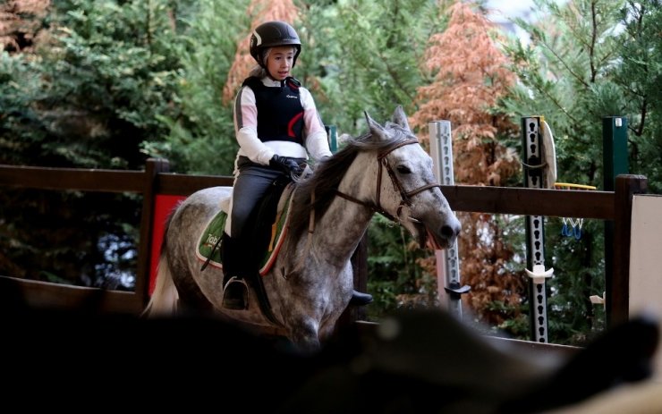 Ata binmek çocukların gelişimine büyük fayda sağlıyor