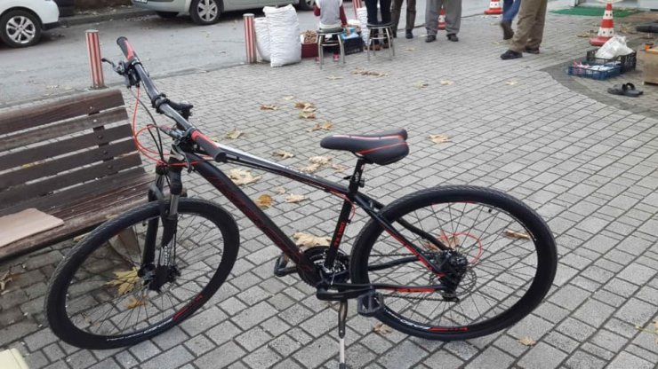 Yok artık...Kilidini kıramadıkları bisikletten geriye sadece tekeri kaldı
