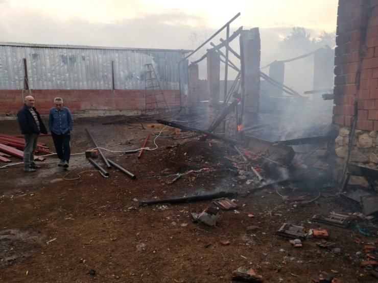 Manisa’da çiftlikte yangın çıktı 800 saman balyası kül oldu