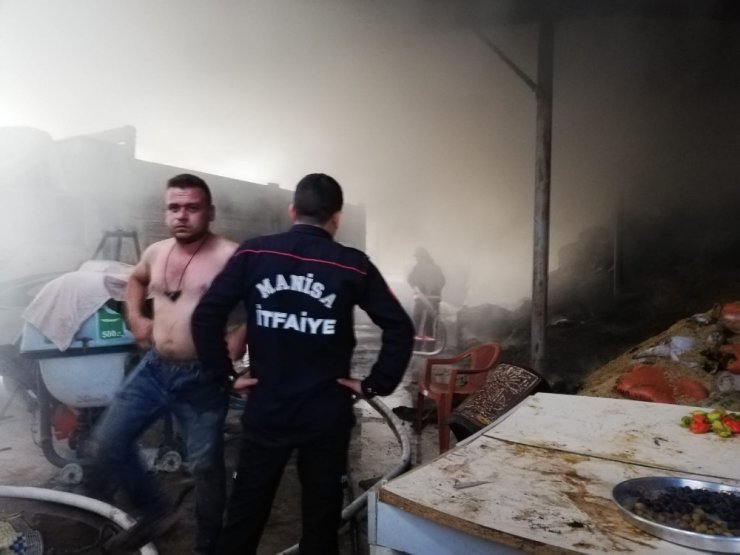 Manisa’da çiftlikte yangın çıktı 800 saman balyası kül oldu