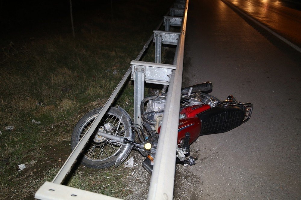 Motosikletten savrulup başını bariyerlere çarptı