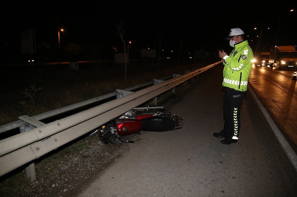 Motosikletten savrulup başını bariyerlere çarptı