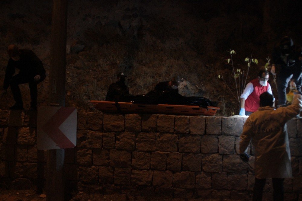 Yabancı uyruklu adam dehşet saçtı! Eşine sarkıntılık yapan genci taşla öldürüp kayalıktan attı