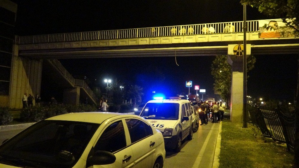 Çevre yolu üst geçidinden düşen genç otomobilin altında feci şekilde can verdi