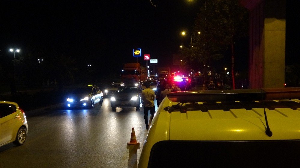 Çevre yolu üst geçidinden düşen genç otomobilin altında feci şekilde can verdi