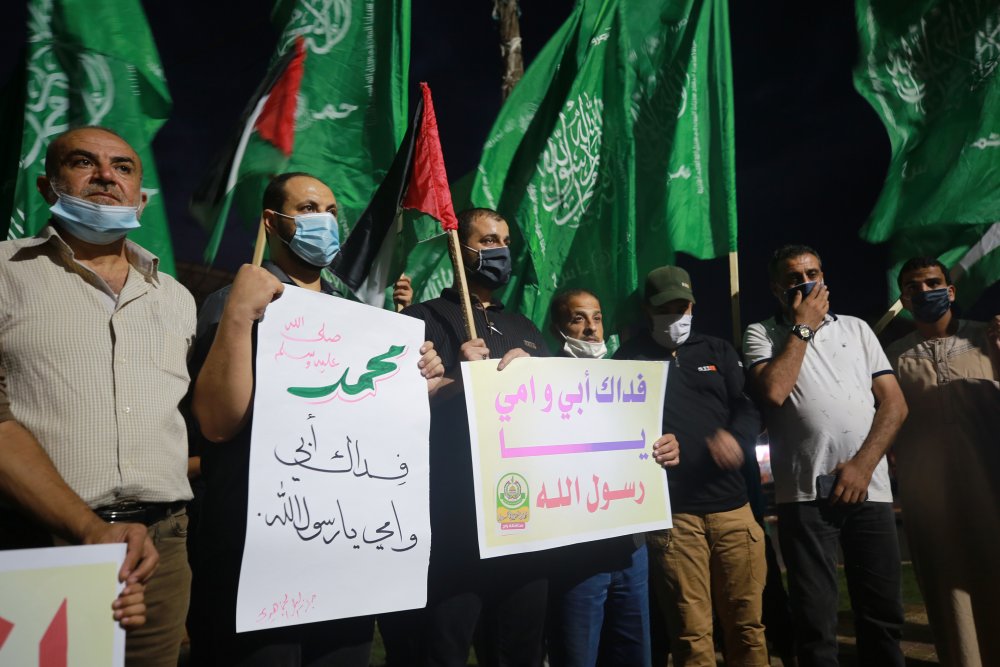 Fransa'nın İslam karşıtı tutumu Gazze ve Batı Şeria'da protesto edildi