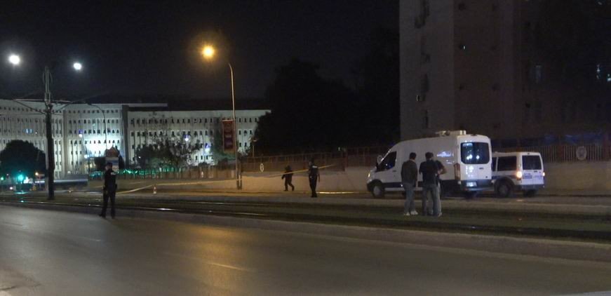 İl Emniyet Müdürlüğü önündeki şüpheli paket polisi alarma geçirdi