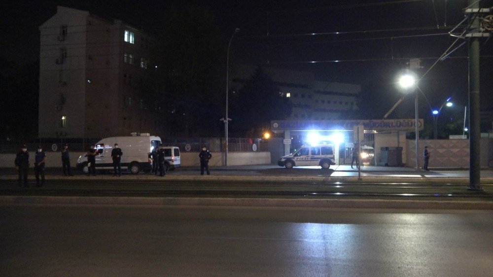 İl Emniyet Müdürlüğü önündeki şüpheli paket polisi alarma geçirdi