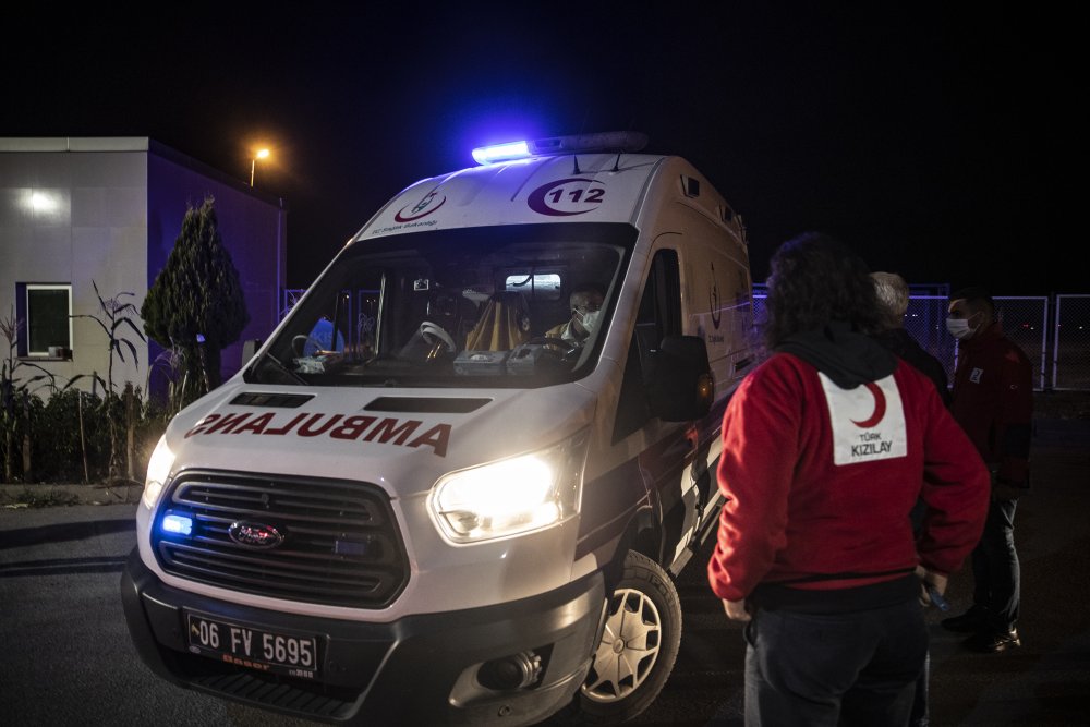 Silahlı saldırıya uğrayan Türk Kızılay yetkilisi ambulans uçakla Yemen'den getirildi