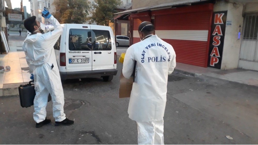 Apartmanın 5'inci katından yarı çıplak halde aracın üstüne düşen genç yoğun bakımda