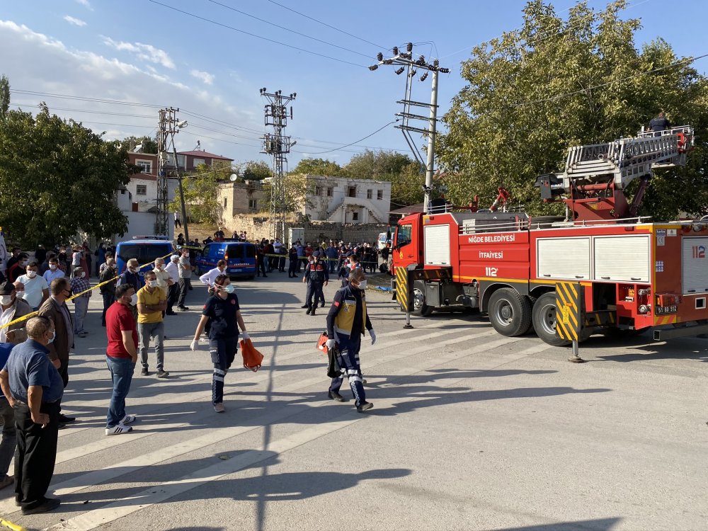 Ceviz toplamak için çıktığı ağaçta elektrik akımına kapılarak can verdi