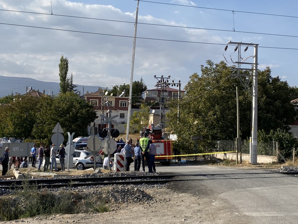 Ceviz toplamak için çıktığı ağaçta elektrik akımına kapılarak can verdi