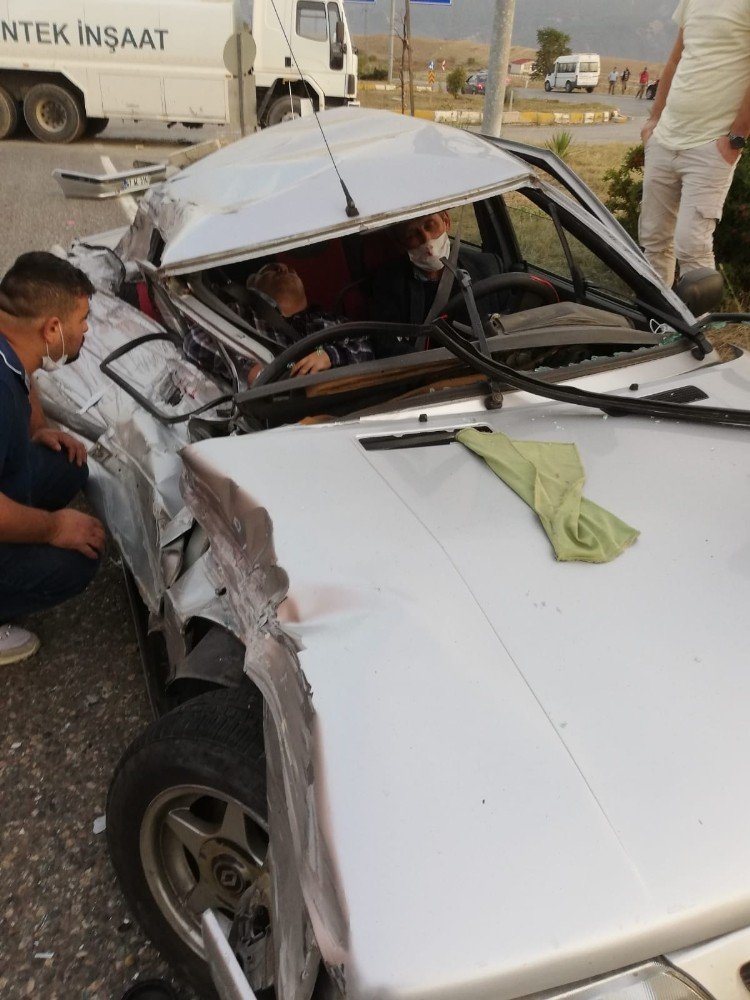 Su tankeri otomobile çarptı! Araçta sıkışıp kalan 2 kişiyi itfaiye kurtardı