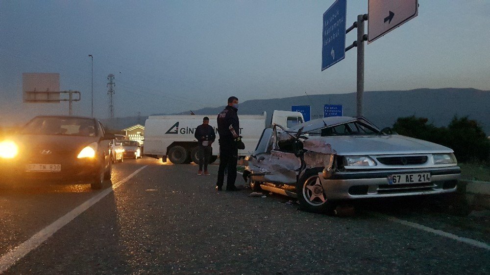 Su tankeri otomobile çarptı! Araçta sıkışıp kalan 2 kişiyi itfaiye kurtardı