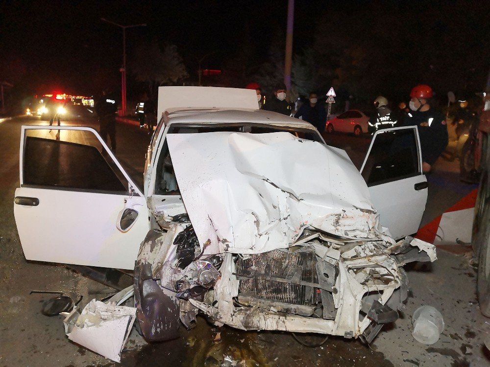 'Dur' ihtarına uymayan sürücü polisten kaçarken vince çarptı!