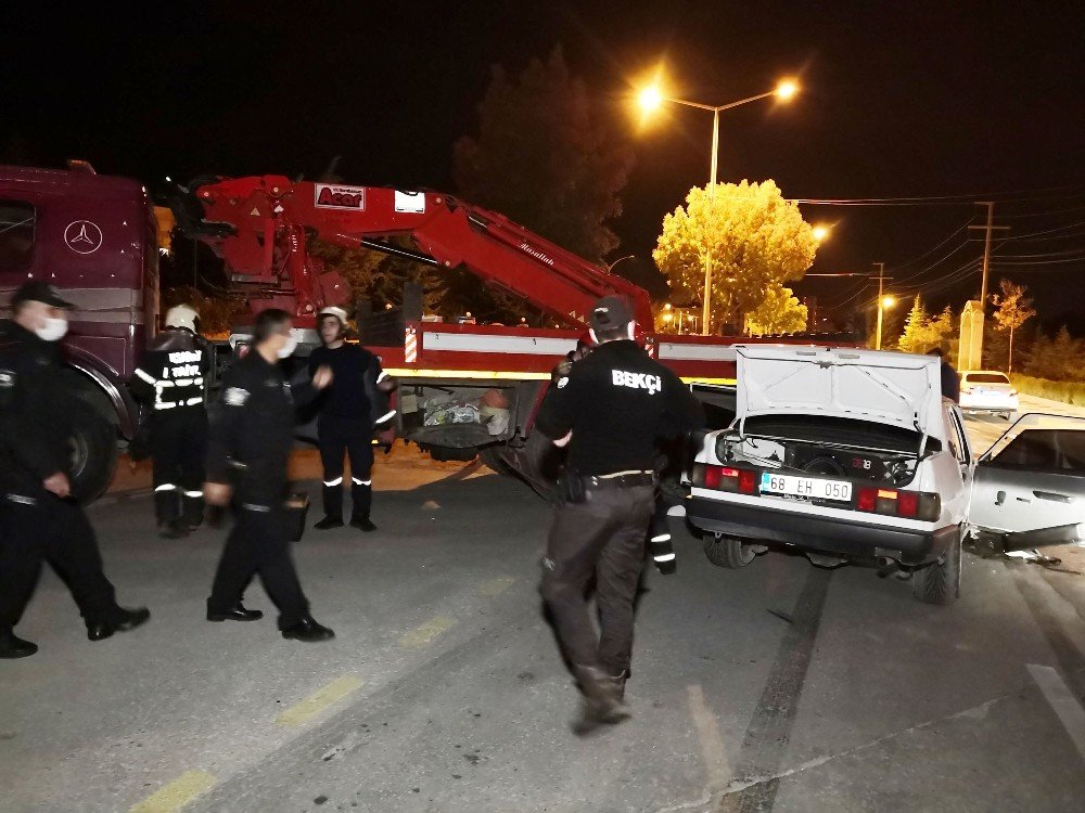 'Dur' ihtarına uymayan sürücü polisten kaçarken vince çarptı!