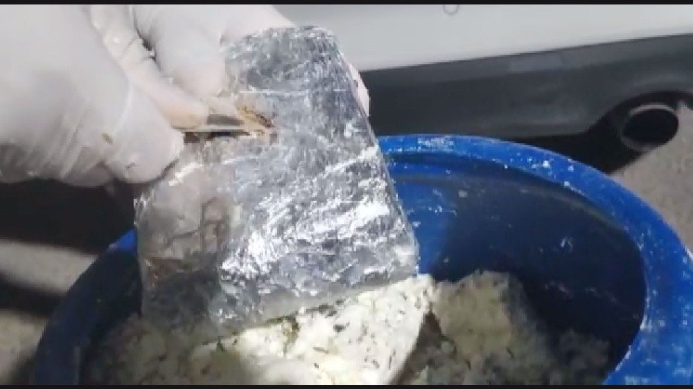 Otlu peynir içinde 106 kilo uyuşturucu sevkiyatı polise takıldı