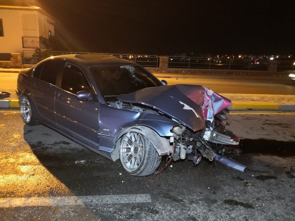 Otomobilin devirdiği aydınlatma direği evin çatısına düştü