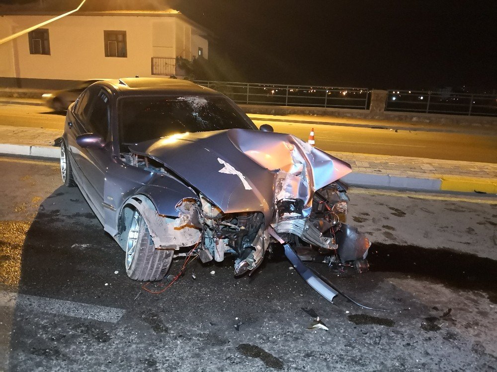 Otomobilin devirdiği aydınlatma direği evin çatısına düştü