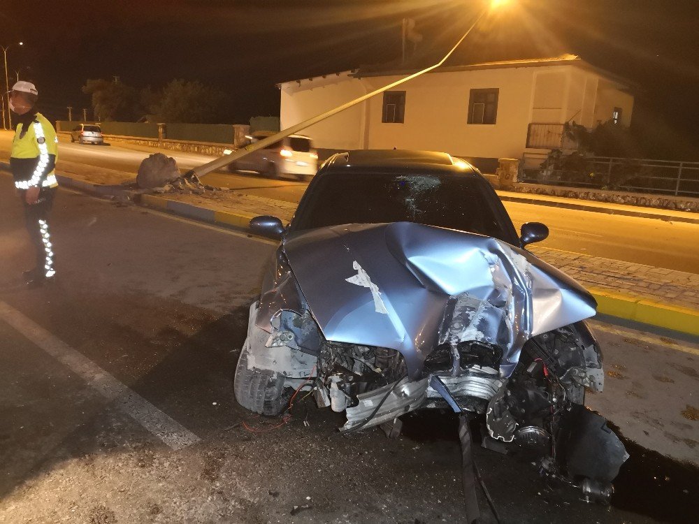 Otomobilin devirdiği aydınlatma direği evin çatısına düştü