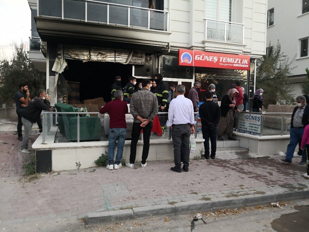Aksaray'da mobilya mağazası yandı! İkiz kardeşler yaralandı