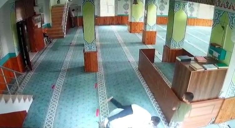 İstanbul'da camide kaydedilen görüntüler yürekleri ısıttı