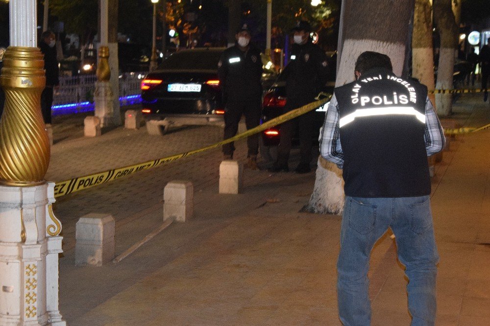 Kaldırımda sohbet eden gençlere silahla saldırdı!