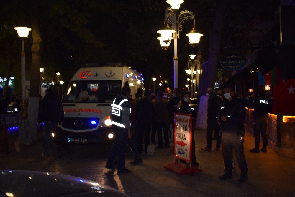 Kaldırımda sohbet eden gençlere silahla saldırdı!