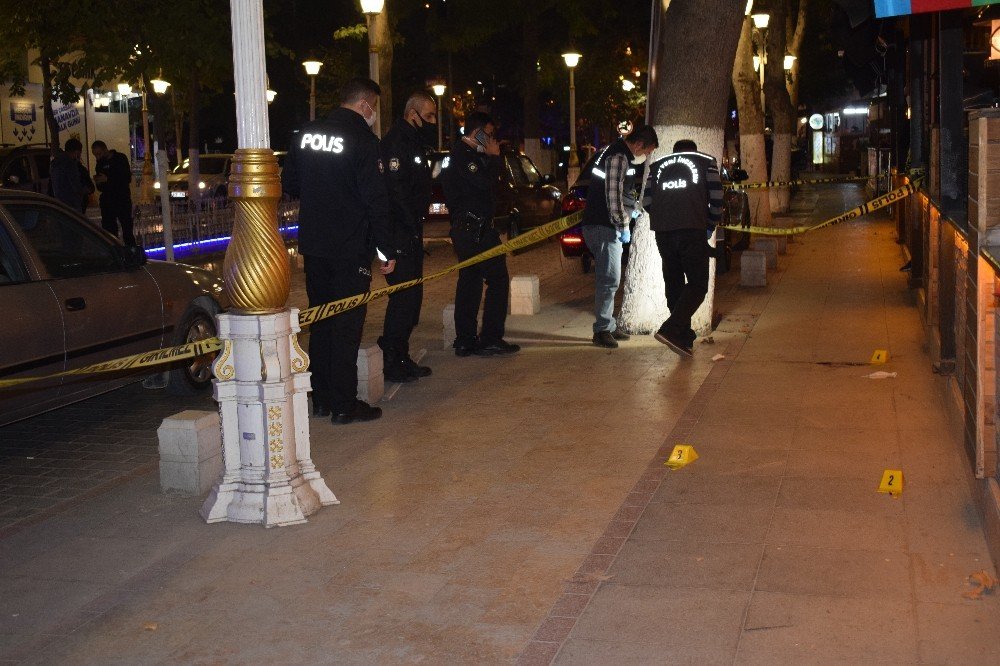 Kaldırımda sohbet eden gençlere silahla saldırdı!