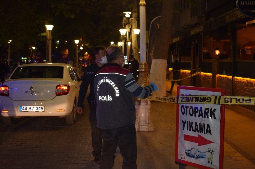 Kaldırımda sohbet eden gençlere silahla saldırdı!